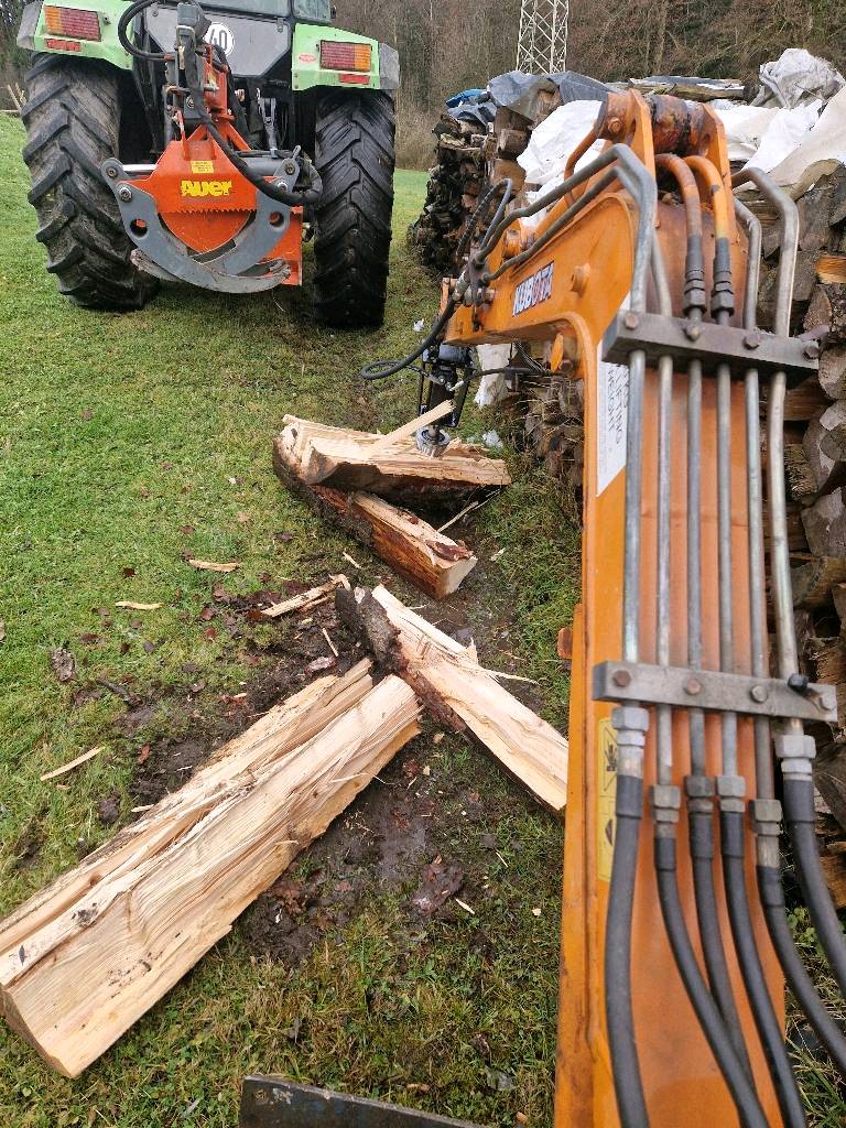 bagger-kegelspalter-holz-spalter-brennholz-jcb